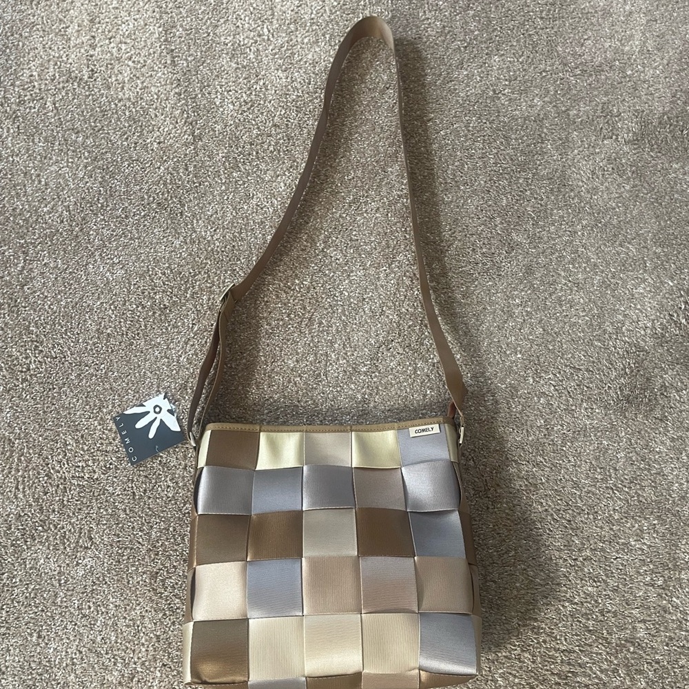 Comely Seatbelt Shoulder Bag.